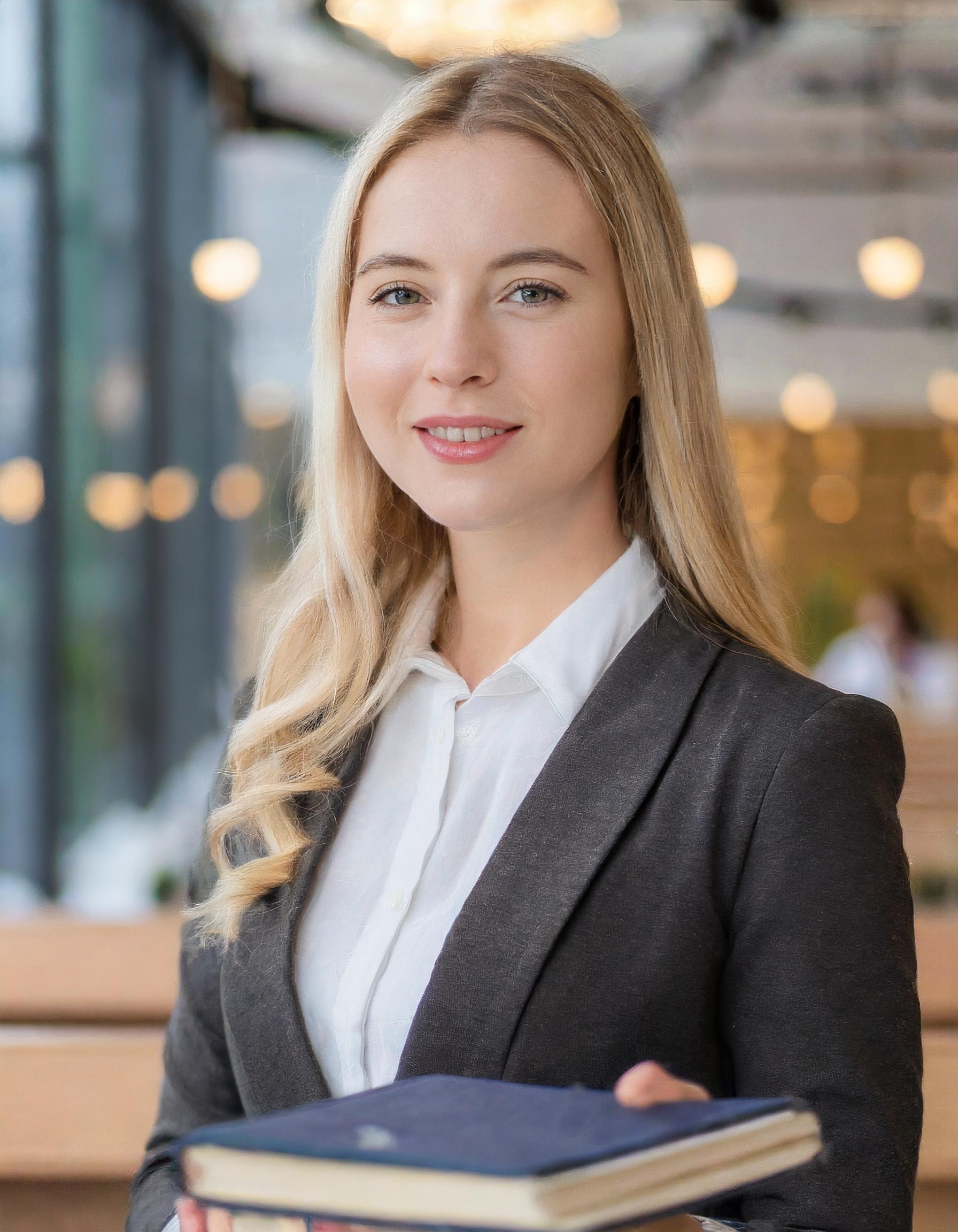 Lächelnde Frau im Business-Outfit